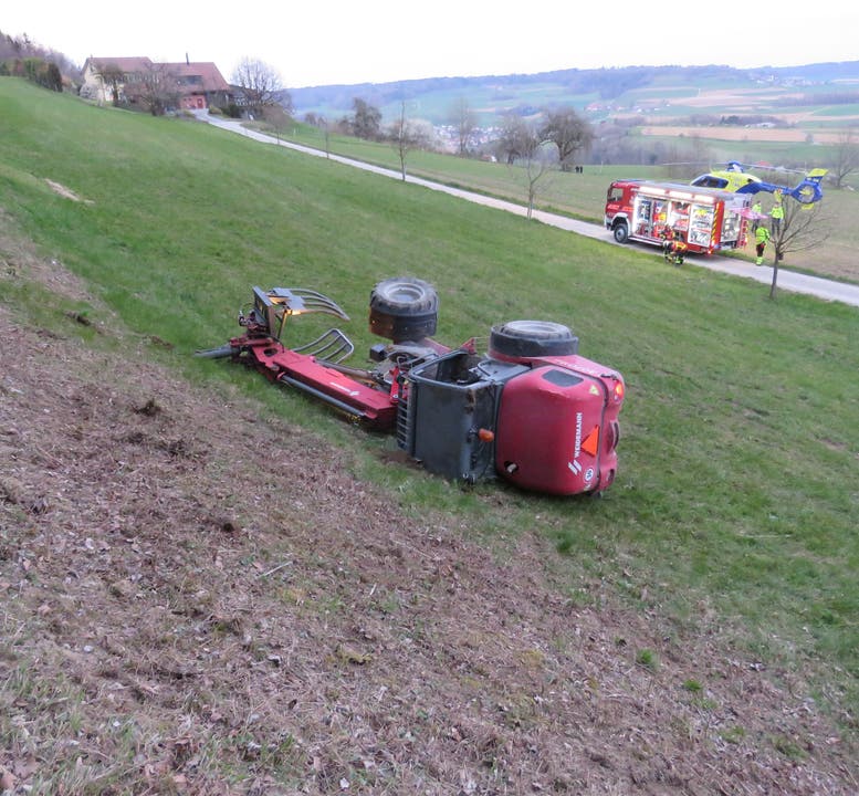 Freienwil AG, 4.April: Bei einem tragischen Unfall mit einem landwirtschaftlichen Fahrzeug zog sich ein 63-jähriger Mann tödliche Verletzungen zu.