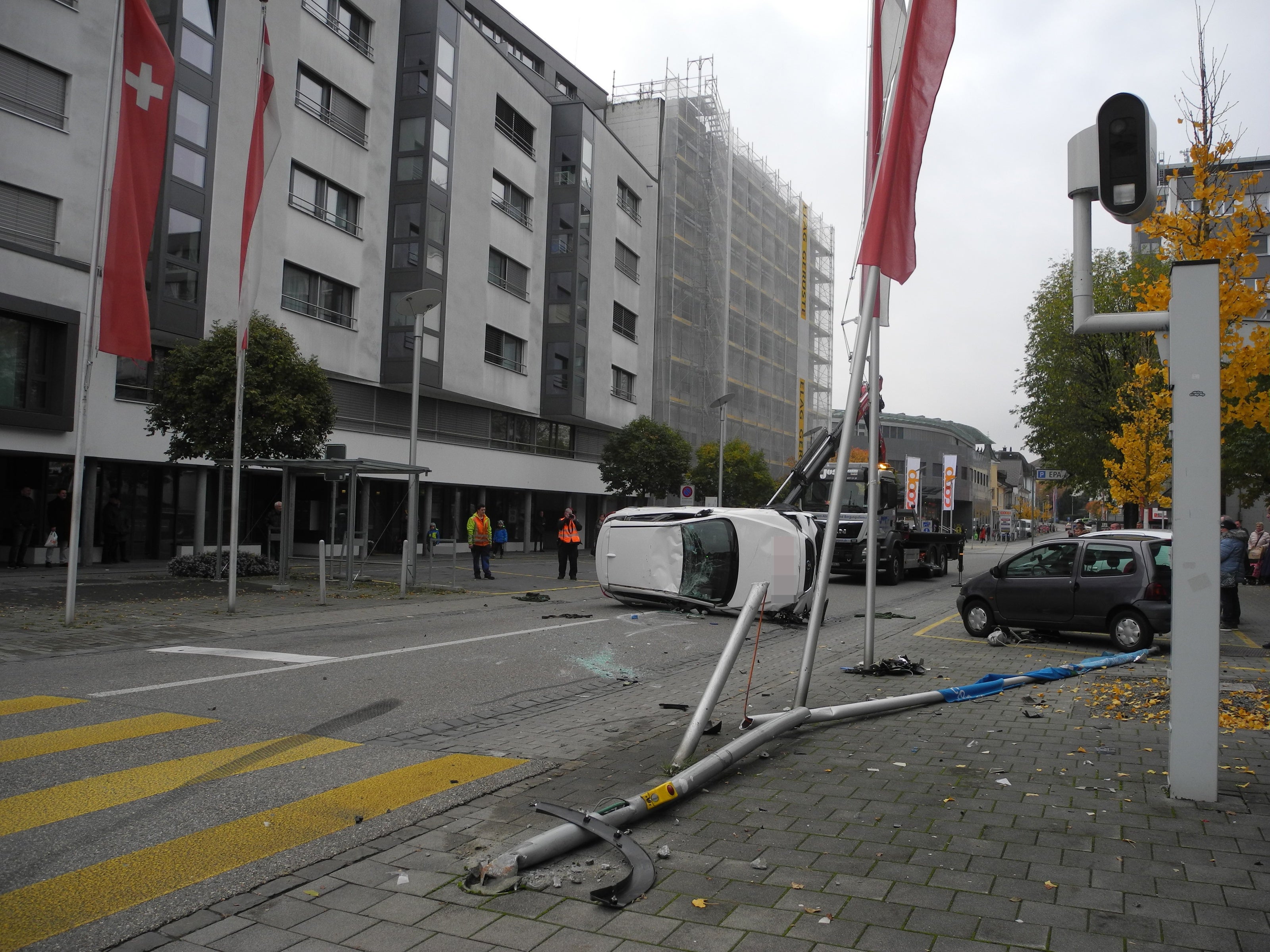 Grenchen - Spektakulärer Unfall Im Stadtzentrum: Auto Fährt In Ampel ...