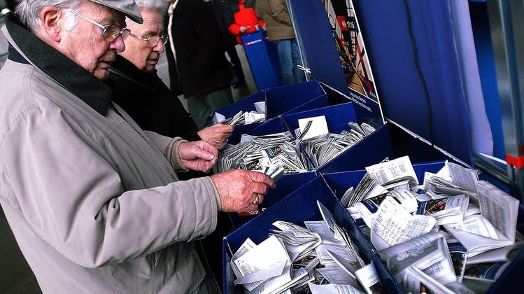 ZVV schafft Papierfahrpläne ab: so kann rund eine Million Franken gespart werden