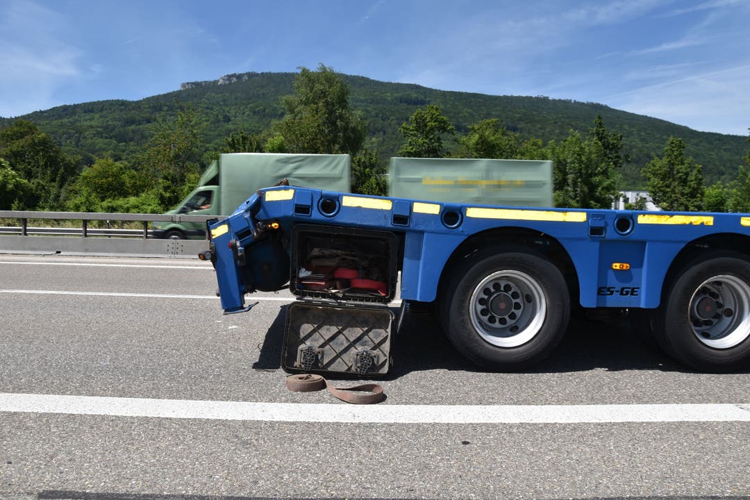 A1 bei Oensingen SO, 25.Juni: Auf der Autobahn A1, zwischen Oensingen und Härkingen in Fahrtrichtung Zürich, hat sich eine Auffahrkollision zwischen zwei Sattelmotorfahrzeugen ereignet. Ein Fahrzeuglenker wurde dabei verletzt.