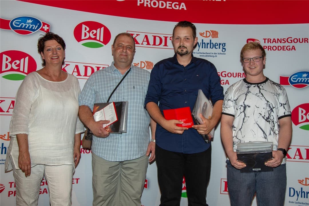 Küchenangestellte EBA: Elias Csaba (2. Rang), Milenko Knezevic (1. Rang), Kim Wyss (3. Rang). Links: Sylvia Känzig, (Dhyrberg AG). Bild: zvg