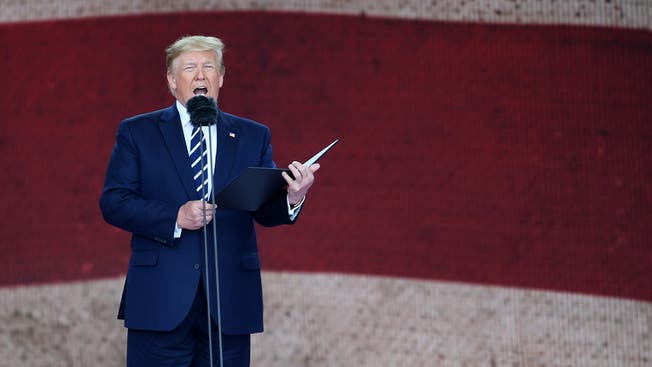 US-Präsident Donald Trump spricht in Portsmouth vor einer riesigen amerikanischen Flagge.