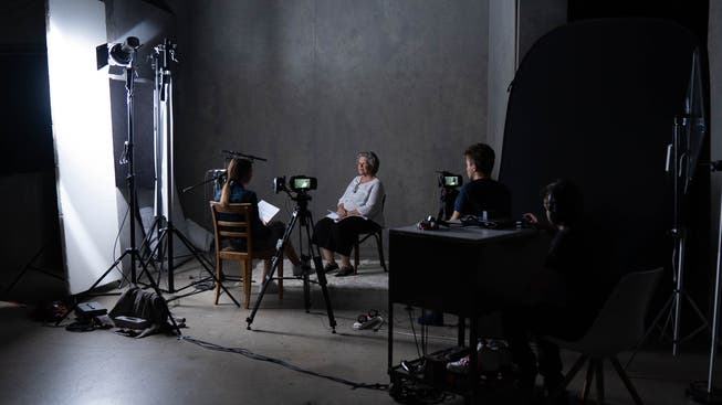 Daniela Wildi nimmt im Studio in Winterthur zusammen mit ihrem Team eine Szene des Films auf und interviewt dafür eine Betroffene.