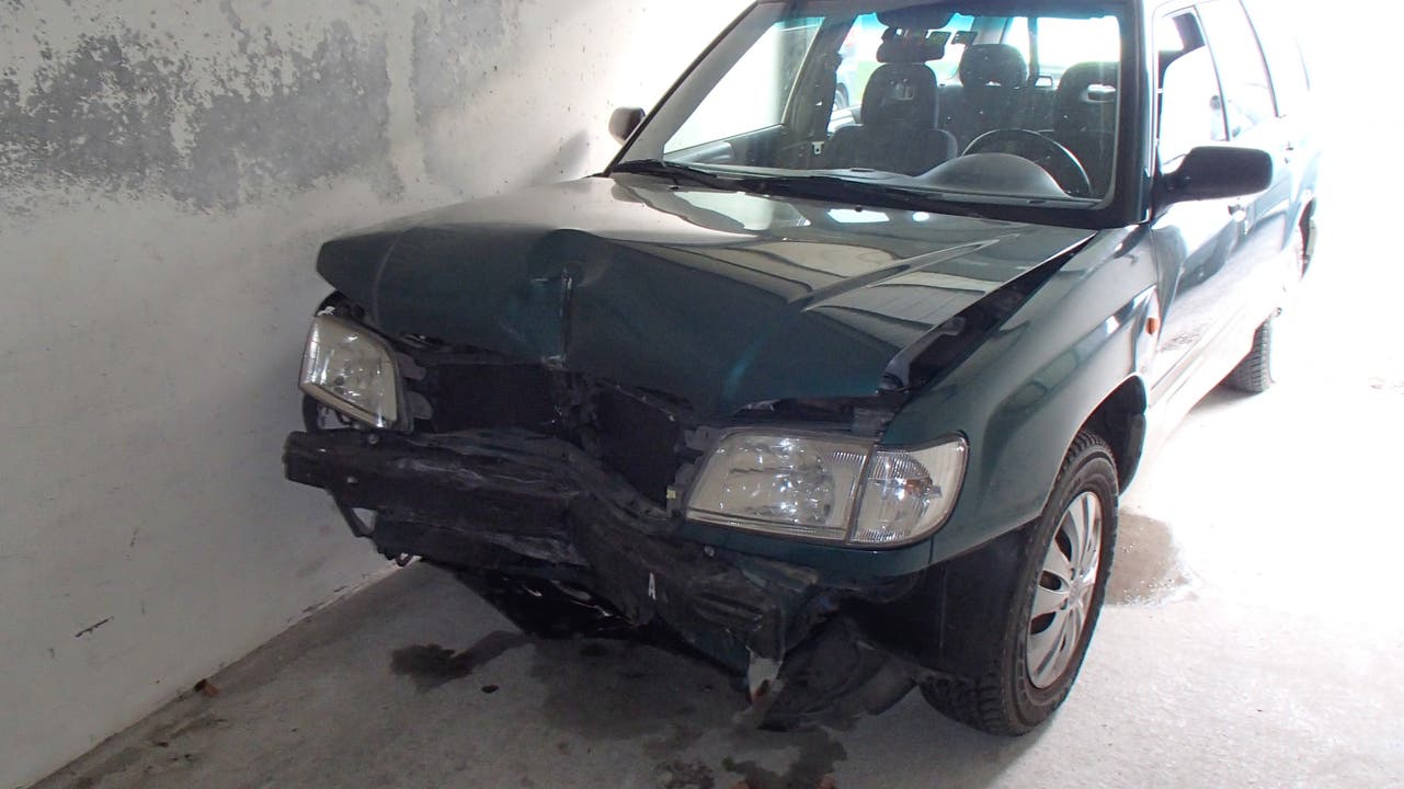 Reinach AG, 22. Juli: Eine Autofahrerin kollidierte in Reinach alkoholisiert mit einer Mauer. Sie fuhr davon, ohne sich um den Schaden zu kümmern.