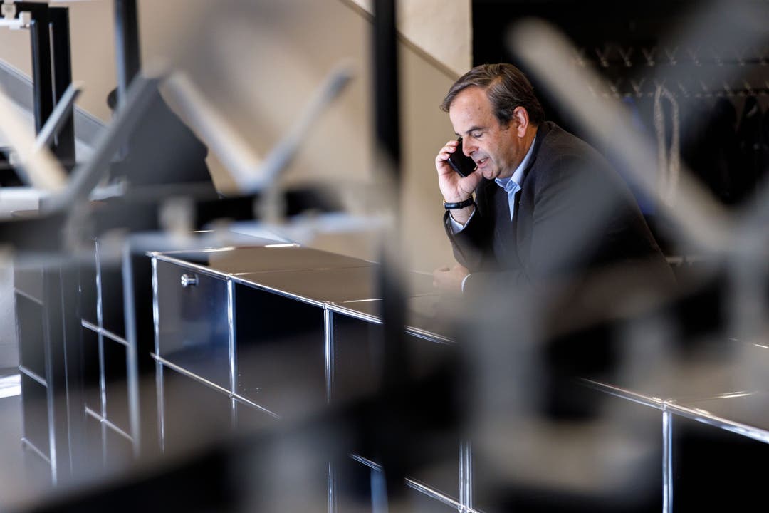  CVP Parteipräsident Gerhard Pfister hat wichtige Telefonate zu erledigen