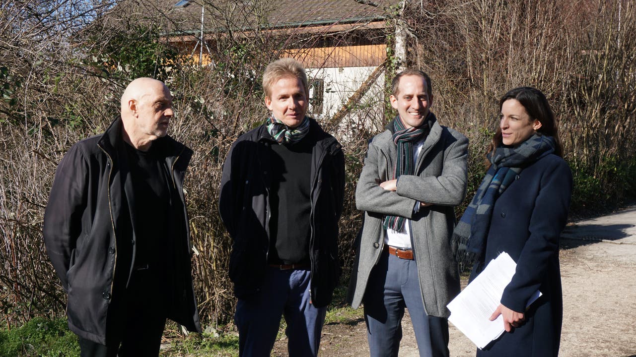  Architekt Bruno Trinkler mit Vertreter der Implenia und deren Pressesprecherin Celine Freivogel.