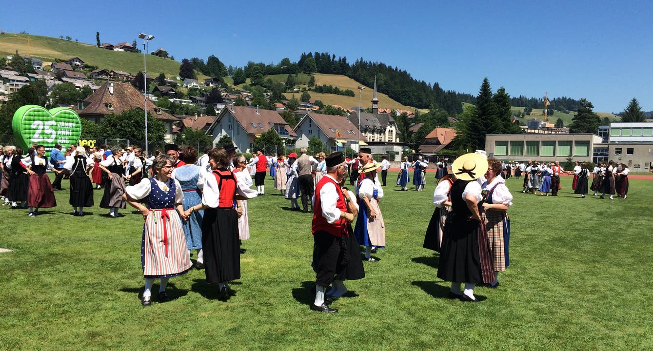 undefined Eine Wiese voller Trachtenleute aus der ganzen Schweiz tanzen gemeinsam - und die Trachtengruppe Würenlos ist mittendrin, herrlich.