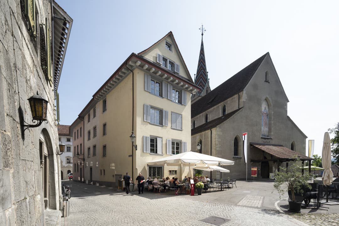 Der Kirchplatz mit der Stadtpfarrkirche Maria Himmelfahrt in der Altstadt.