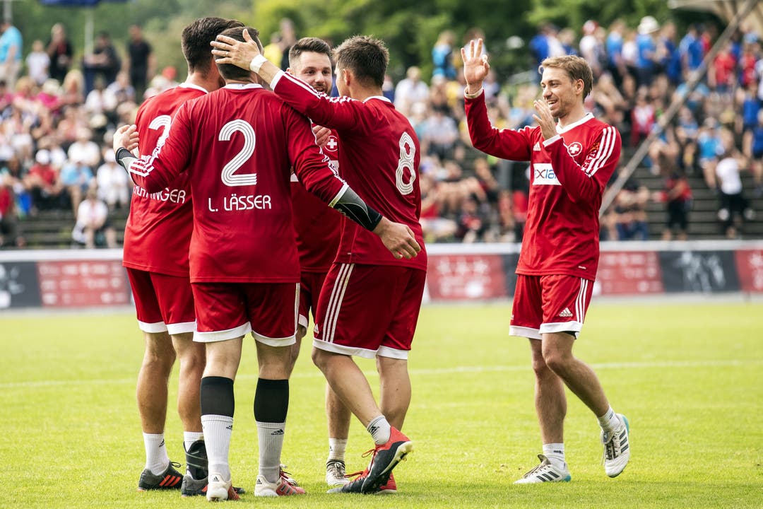 Jubel für die Schweizer: Die Nati gewinnt gegen Deutschland das Faustball-Länderspiel im Brügglifeld.