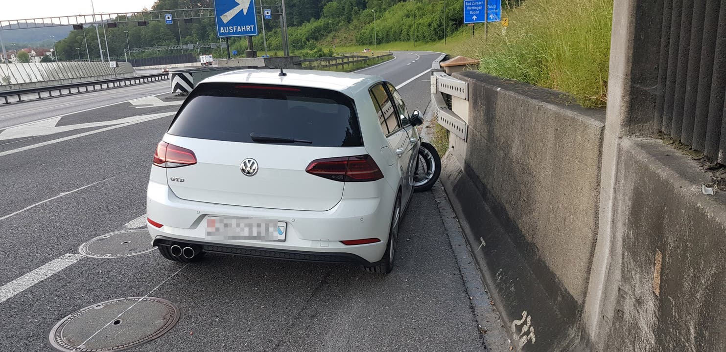 Neuenhof AG, A1, 15. Juni: Mit rund 0,8 Promille prallte ein 23-jähriger Schweizer kurz nach 5.30 Uhr auf der A1 gegen die Mauer am Fahrbahnrand. Der Unfallverursacher blieb unverletzt. Am Auto entstand ein Schaden von etwa 15'000 Franken. Auch dieser Alkoholunfall führte zur sofortigen Abnahme des Führerausweises.