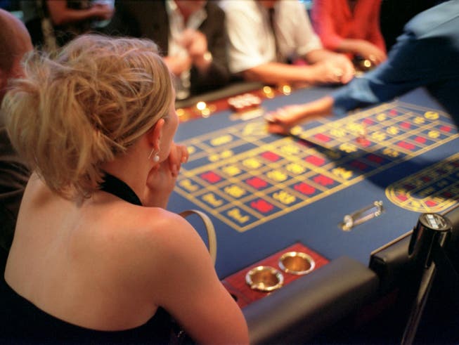 Glücksspiele können Glück auslösen, aber auch süchtig machen - insbesondere auch bei Online-Geldspielen. 16 Deutschschweizer Kantone lancieren nun eine digitale Sensibilisierungskampagne. (Symbolbild)