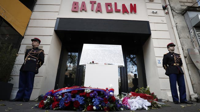 Bei den Angriffen auf die Konzerthalle Bataclan, mehrere Restaurants und das Fussballstadion Stade de France töteten Terroristen 130 Menschen.