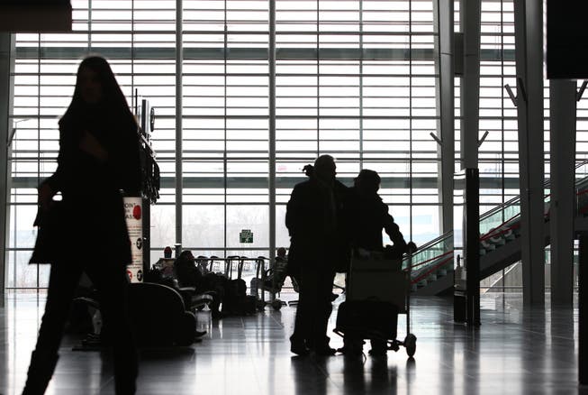Mit einer Reihe von Massnahmen will der Flughafen Basel-Mülhausen verhindern, dass sich während kommenden Ferienzeiten erneut lange Warteschlangen bilden. (Archiv)