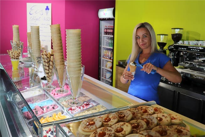 Eine Mitarbeiterin im neu eröffneten «Ice Store» in Baden.