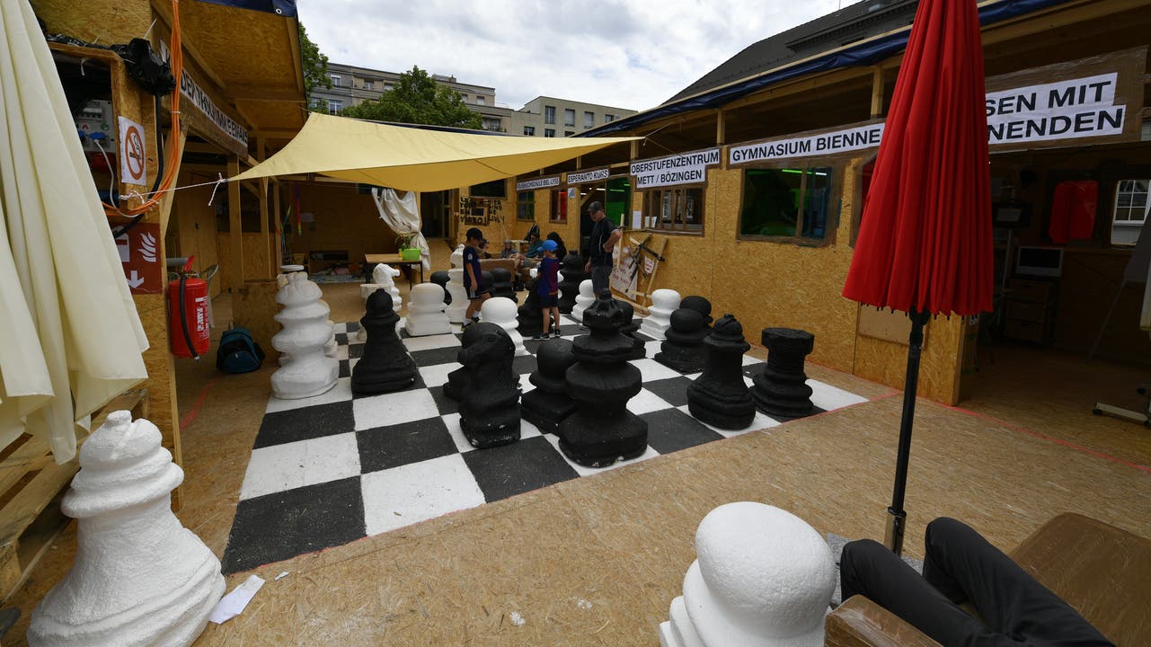 Schach und diverse Räumlichkeiten für Kinder und Jugendliche.