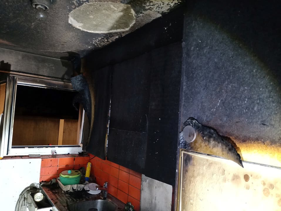 Döttingen AG, 30. August: In einer Küche einer Wohnung brach in der Nacht ein Brand aus. Feuerwehr und Polizei rückten vor Ort aus. Personen wurden keine verletzt. Die Wohnung wurde stark beschädigt. Die Ermittlungen durch die Polizei wurden eingeleitet.