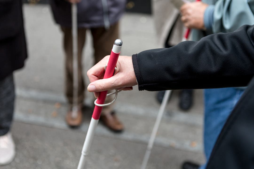 Am Tag des Weissen Stocks sensibilisieren Mitglieder des Schweizerischen Blindenbunds diverse Badener Geschäfte auf Hindernisse auf dem Trottoir für sehbehinderte Menschen.