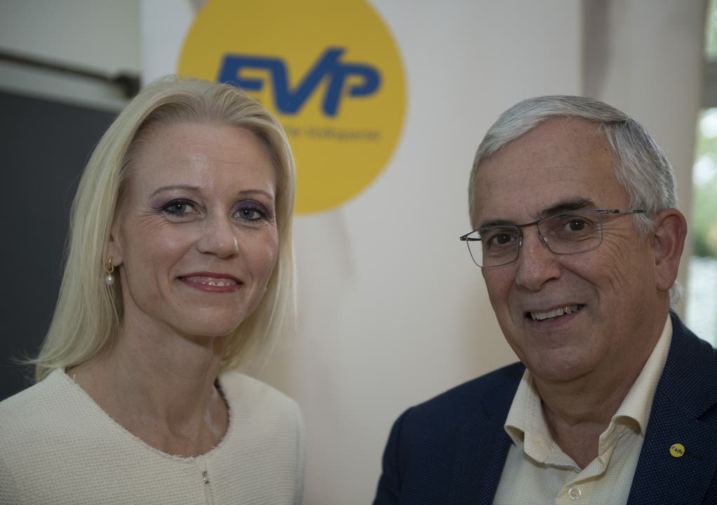 EVP-Ständeratskandidat Roland Frauchiger hat weniger Grund zum Lachen als Lilian Studer – er wurde nicht gewählt.
