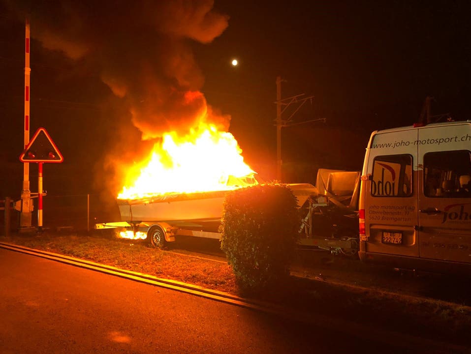 Bremgarten, 16. Juli: Motorboot geht am Bahnhof in Flammen auf – schlugen Vandalen zu?