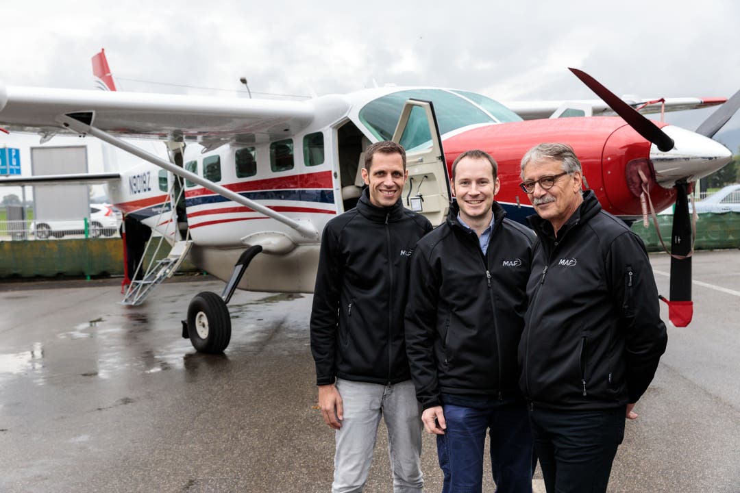 Die Schweizer MAF-Mitarbeiter Daniel Dubouloz, Thomas Beyeler und Hansjörg Leutwyler vor der Cessna Caravan