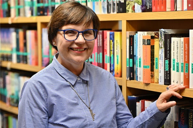 Für knapp vier Jahrzehnte war dies ihr Arbeitsplatz: Sibylle Scherer vor einem Bücherregal in der Oltner Stadtbibliothek.