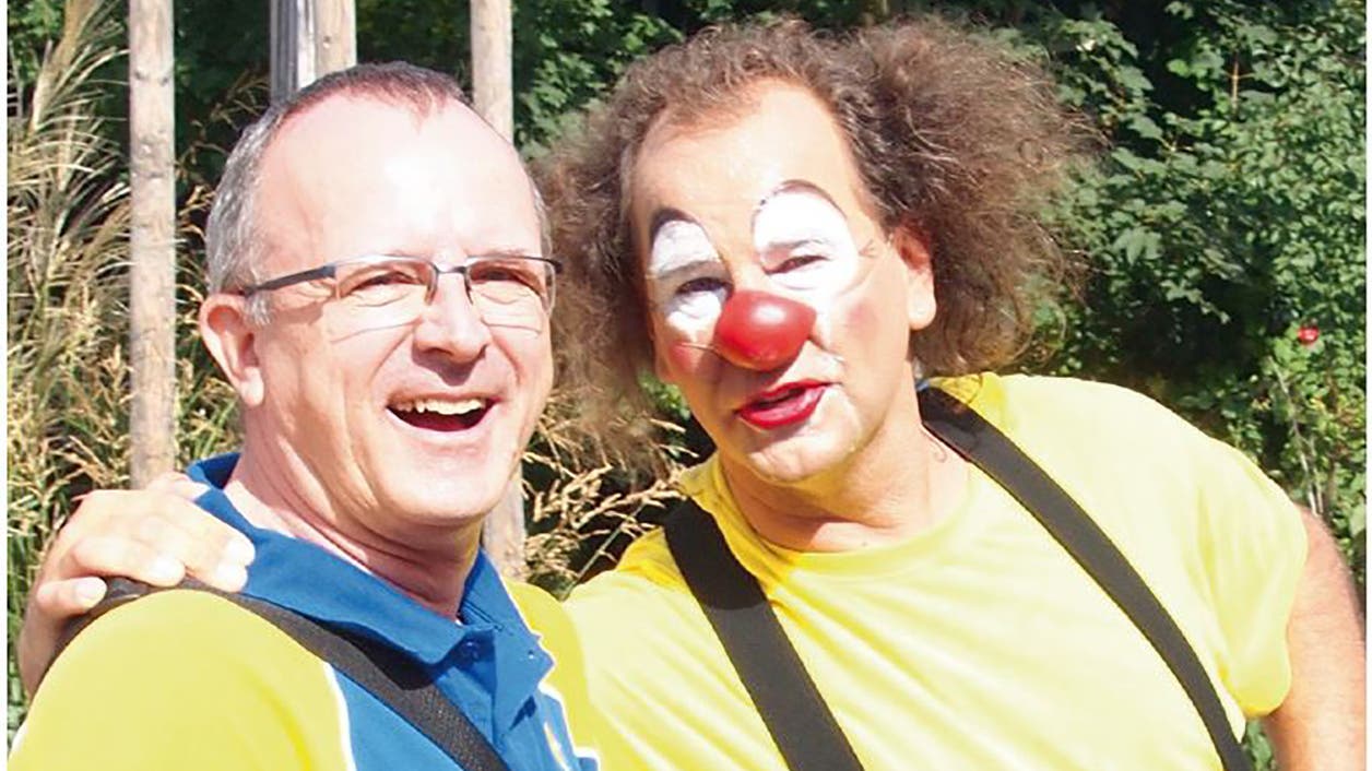 Dieses Jahr steht Rolf Wild nach 2011 und 2015 dem Schlierefäscht-OK erneut vor. Hier im Bild mit Clown Mugg (†), der 2011 der Festbotschafter war und daher vielen Kindern in Erinnerung geblieben sein dürfte.