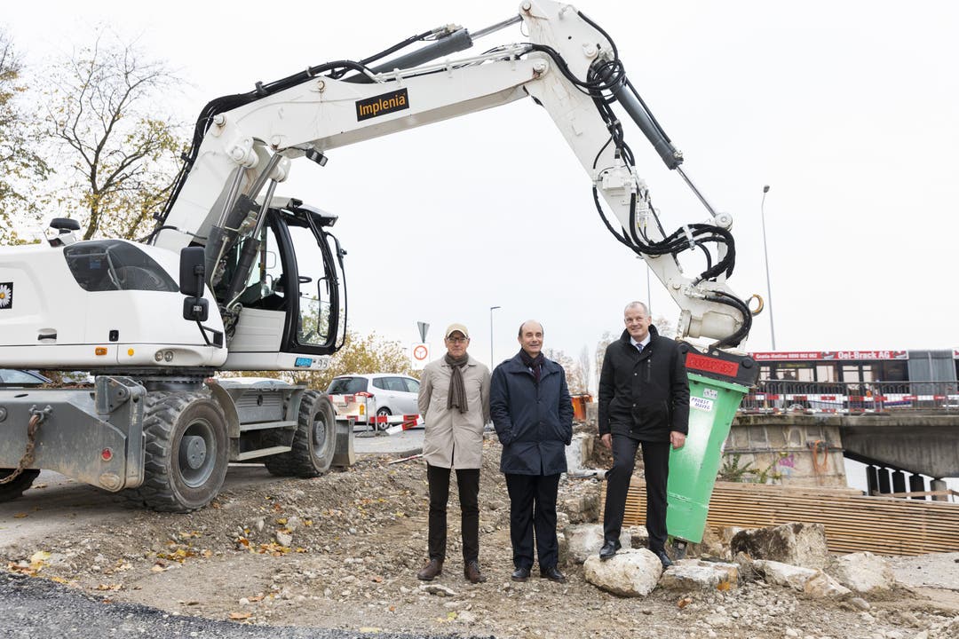 Matthias Adelsbach (Stv. Kantonsingenieur), Stadtrat Werner Schib und Regierungsrat Stephan Attiger, von links, beim Baubeginn zur neuen Aarebrücke.