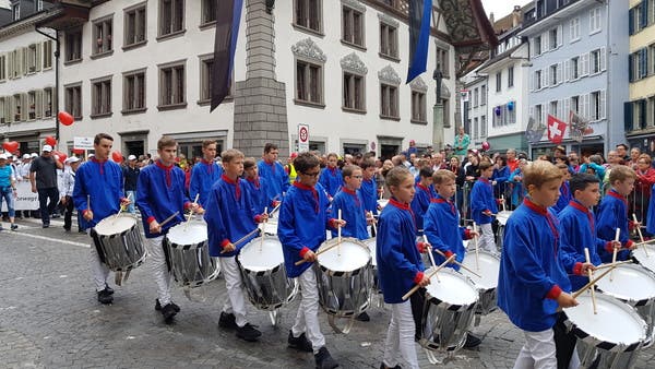 Junge Tambouren marschieren durch die Altstadt.