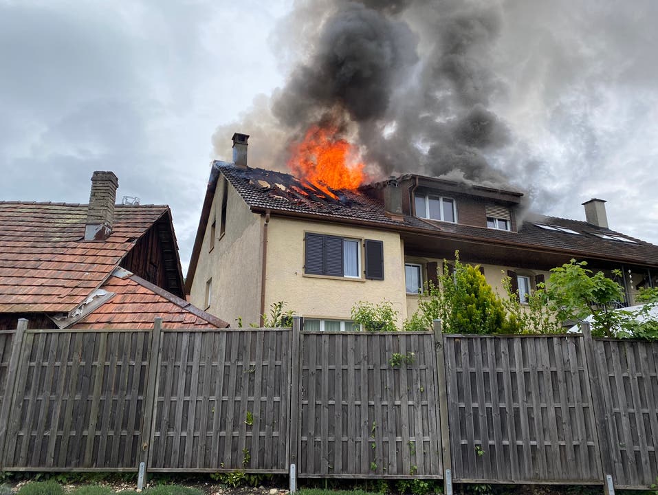 Gegen 16.30 Uhr bricht der Brand in einem Mehrfamilienhaus aus.