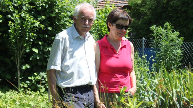 «Schlicht kein Einheitsbrei, sondern Vielfalt»: das Ehepaar Hans und Charlotte Boss in ihrem Naturgarten.