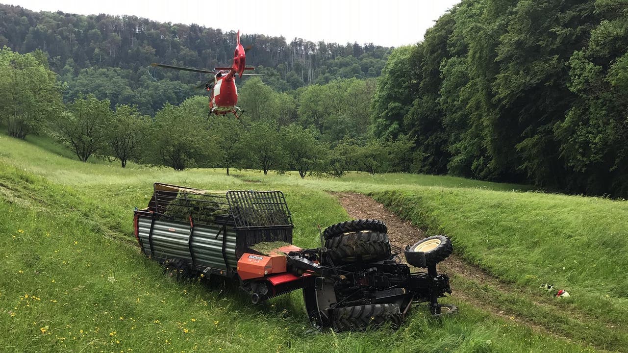 Bennwil BL, 3. Juni: Ein Traktor verunfallte im steilen Gelände im Gebiet Hornenberg. Er geriet ins Rutschen und kippte. Zwei Verletzte musste die Rega ins Spital fliegen.