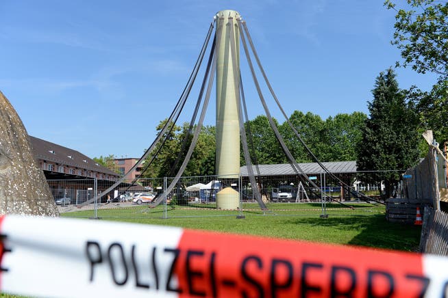 Wenn das Kunstwerk zur Polizei-Sperrzone wird: Jürg Altherrs Turm auf dem Zeughaus-Areal in Uster.