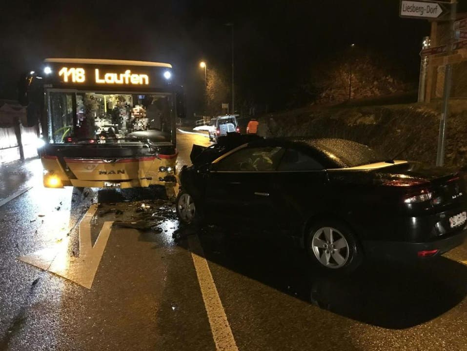 Liesberg BL, 11. Dezember: Bei einer Frontalkollision zwischen einem Postauto und einem Personenwagen haben sich sechs Personen Verletzungen zugezogen und mussten ins Spital gebracht werden.