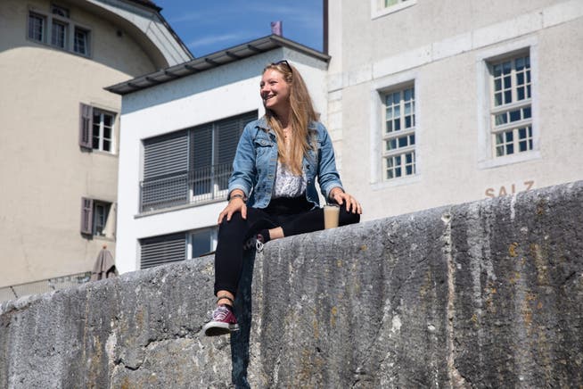 Sina Strähl auf dem Solothurner Aaremürli. Hier ist sie oft anzutreffen – gerade auch jetzt, im Monat bevor sie auswandert. Die letzten Tage verbringt sie gerne draussen mit Freunden und der Familie.