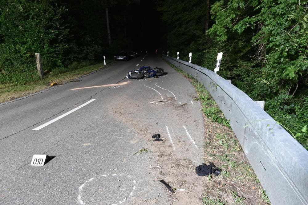 Berg am Irchel, ZH, 26. Juli: Ein 24-jähriger Motorradfahrer ist am Freitagabend in Berg am Irchel bei einem Unfall schwer verletzt worden. Er war aus noch unbekannten Gründen in einer Kurve der Irchelstrasse gestürzt.