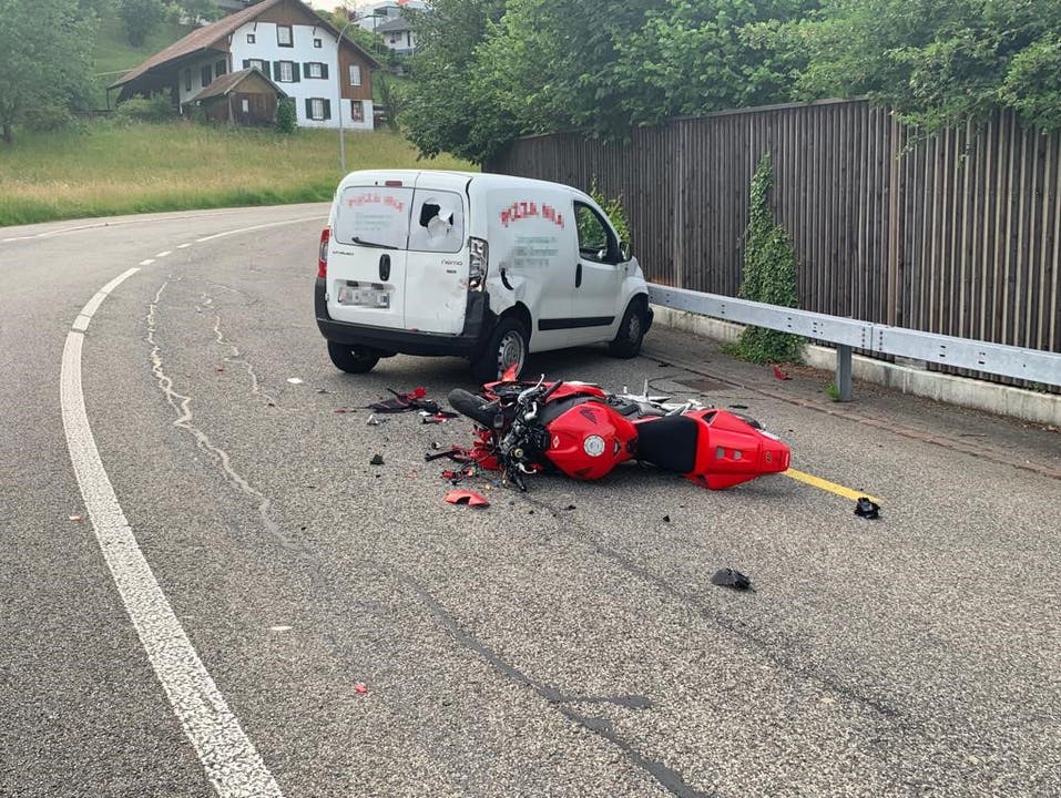 Strengelbach AG, 14. Juni: Ein 19-jähriger Neulenker geriet mit einem Lieferwagen schleudernd auf die Gegenfahrbahn und stiess dort heftig mit einem entgegenkommenden Motorradfahrer zusammen. Dieser wurde verletzt ins Spital gebracht.