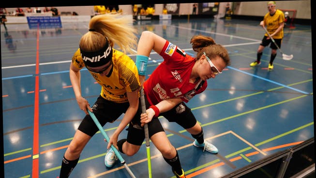 Sieg im ersten Heimspiel: Nina Gerber (r.) gewinnt mit Unihockey Basel Regio 6:1 gegen Floorball Uri.
