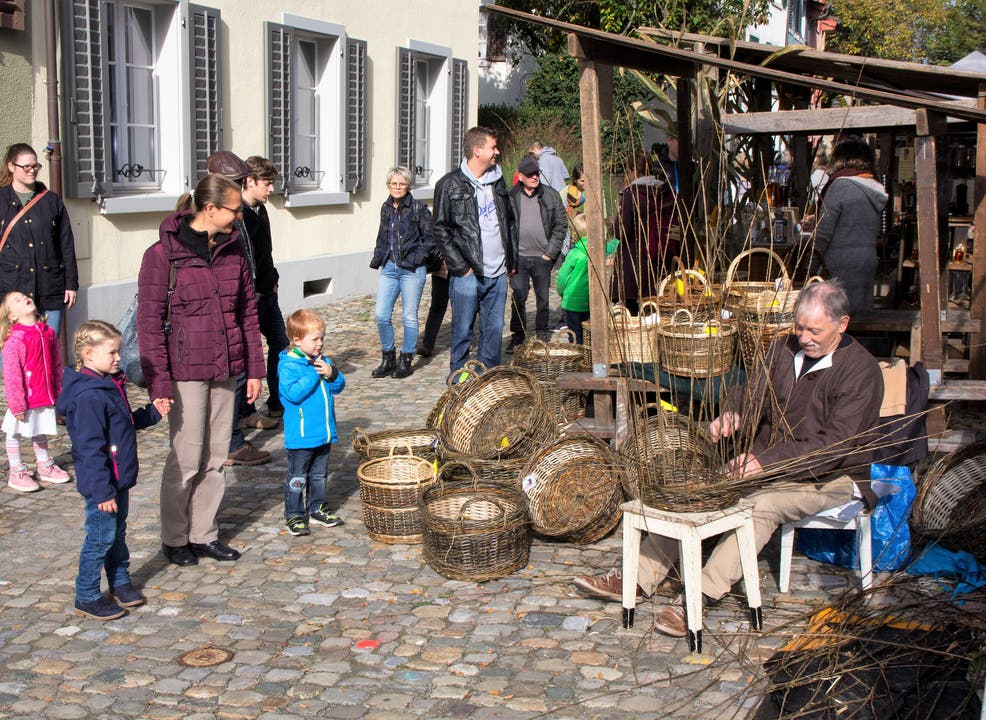 Buntes Markttreiben lockt Besucher nach Bremgarten Bunt und sehenswert präsentiert sich der Markt der Vielfalt in Bremgarten. Interessierte Zuschauer beim Korbflechter.