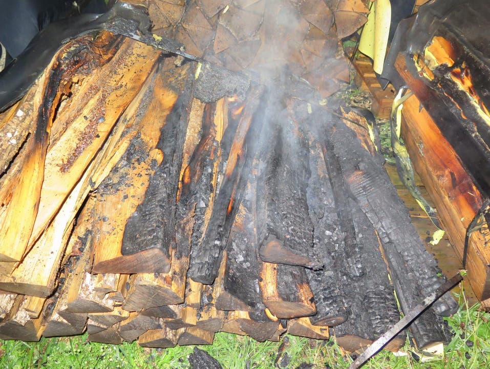 Bubendorf BL, 17. August: Am Samstagabend kurz vor 22 Uhr brannte im Gebiet Wolfach ein grösserer Holzstapel. Wer ihn angezündet hat, ist unklar. Verletzt wurde niemand. Die Polizei sucht Zeugen.