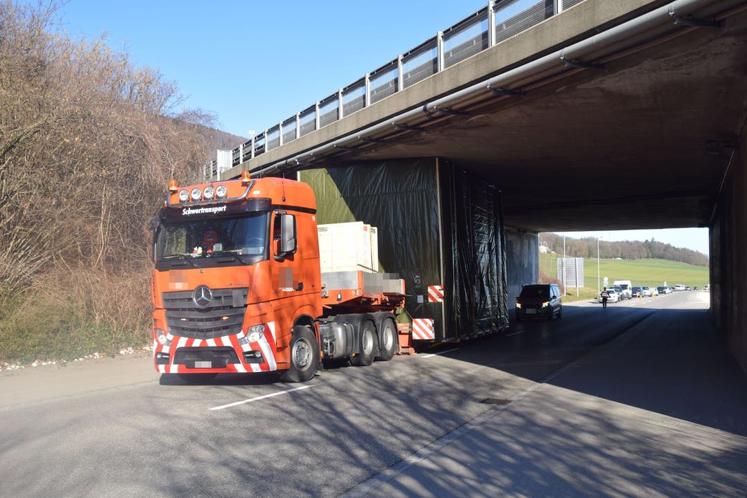 Egerkingen SO, 7. Februar: Ein Ausnahmetransporter ist unter einer Brücke der Autobahn A2 stecken geblieben. Es entstand Rückstau auf der Oltnerstrasse bis nach Hägendorf.