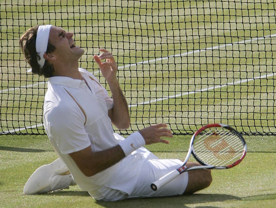 Wimbledon 2007: Federer s. Nadal 7:6 (9:7), 4:6, 7:6 (7:3), 2:6, 6:2 Erneut geht Roger Federer mit der Hypothek eines kurz zuvor verlorenen French-Open-Finals ins Duell mit Erzrivale Nadal. Und erstmals muss er auch in Wimbledon ernsthaft um seine Vormachtsstellung bangen. Doch nach einem Fünfsatz-Sieg wird er zum zweiten Spieler neben dem Schweden Björn Borg, der in Wimbledon fünf Mal in Folge gewinnt. Ehrfürchtig sagt er nach dem Sieg: «Rafa wird immer besser. Ich nehme jeden Titel, den ich bekomme.» Im Publikum sitzen neben Borg John McEnroe, Jimmy Connors und Boris Becker. «Daran werde ich mich immer erinnern», sagt Federer.