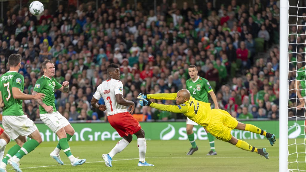 Die Schweiz erarbeitet sich in der ersten Spielhälfte einige Chancen - doch noch musste Irlands Torhüter Darren Randolph (r.) nicht hinter sich greifen.