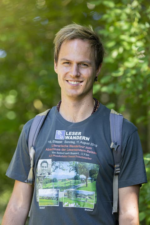 Tolles Erinnerungsstück: AZ-Wanderleiter Samuel Schumacher erhielt vom treuen Wanderer Werni dieses T-Shirt geschenkt.