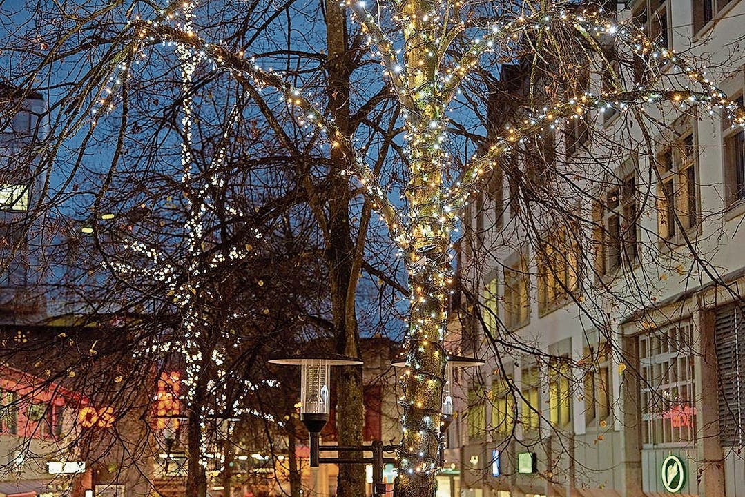Die Beleuchtung an den Bäumen auf dem Neumarktplatz bleibt das ganze Jahr hängen.