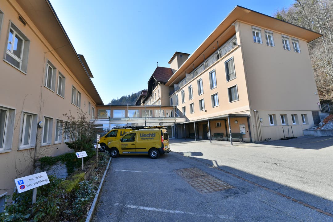 25.März: Die seit Jahren leer stehenden Gebäude auf dem Allerheiligenberg oberhalb von Hägendorf werden für Coronapatienten aus Alters und Pflegeheimen vorbereitet.