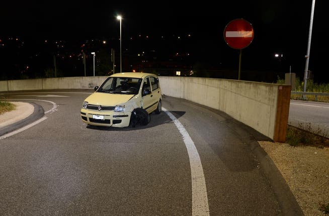Auf der Flucht vor der Polizei ist ein unter Drogeneinfluss stehender junger Autofahrer in der Nacht auf Dienstag in Füllinsdorf in eine Betonmauer gekracht.