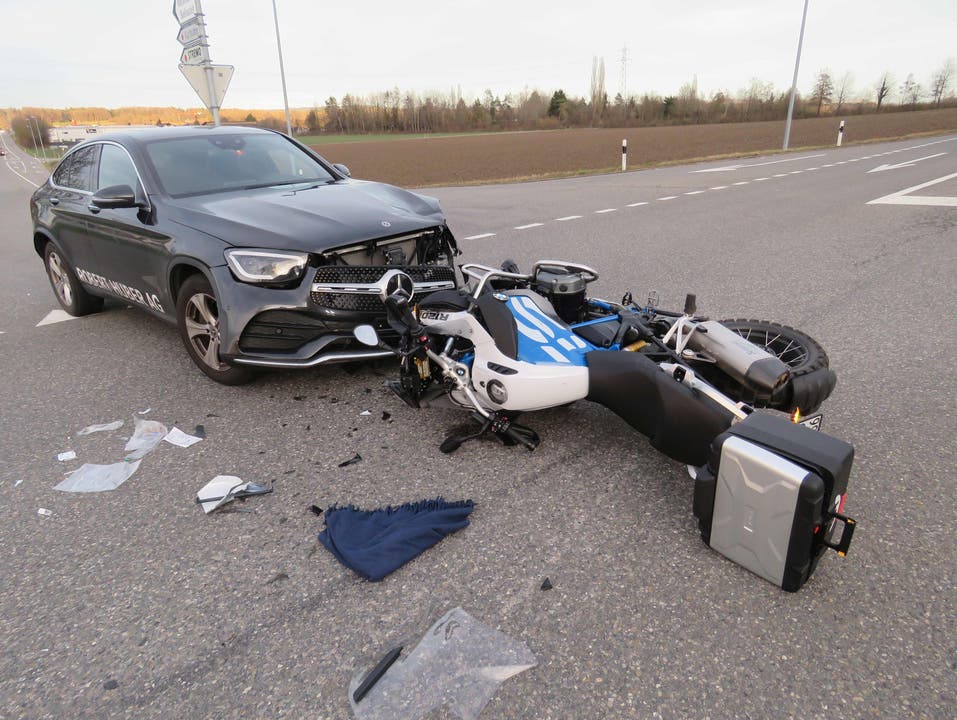 Waltenschwil AG, 17. Februar: Ein Autofahrer übersah beim Einbiegen ein herannahendes Motorrad. Bei der Kollision wurde dessen Fahrer mittelschwer verletzt.