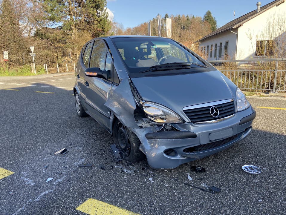 Rothrist AG, 10. Dezember: Eine Person zog sich bei einem Unfall leichte Verletzungen zu. Ein Lieferwagenfahrer kollidierte mit einem Mercedes. Die Kantonspolizei klärt den Unfallhergang ab.
