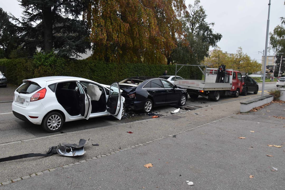 Oensingen SO, 14.November: Nach einer Auffahrkollision mit insgesamt vier Fahrzeugen wurde ein Autolenker in ein Spital gebracht.
