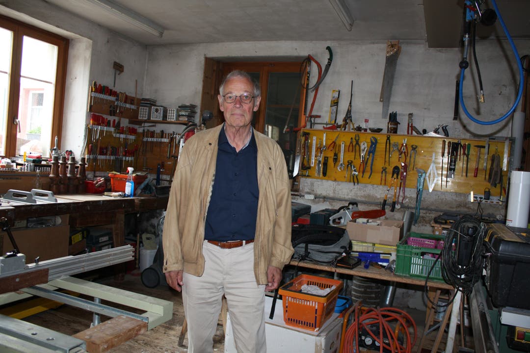 Ruedi Högger in der Werkstatt, die Joseph frei benutzen darf.